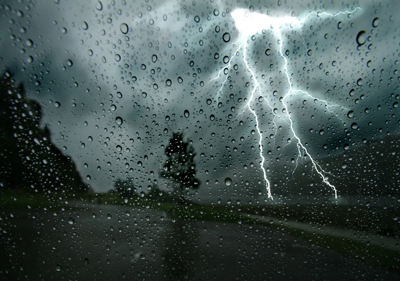 por-que-dormimos-mejor-cuando-llueve-conciliar-sueno-tormenta-rayos-viento-musica-playlist-petricor-ozono-insomnio-geosmina-melatonina-somnifero-270581-2_1280