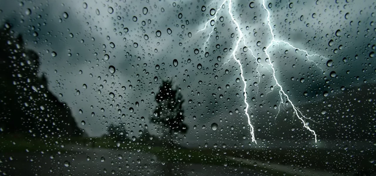 por-que-dormimos-mejor-cuando-llueve-conciliar-sueno-tormenta-rayos-viento-musica-playlist-petricor-ozono-insomnio-geosmina-melatonina-somnifero-270581-2_1280-1280x600