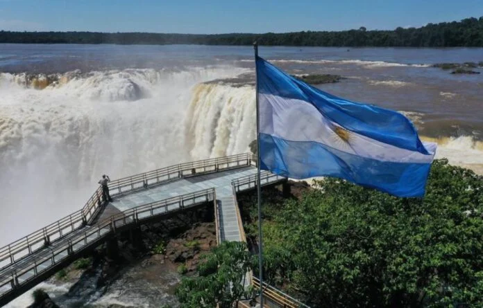 cataratas-del-iguazu-696x445
