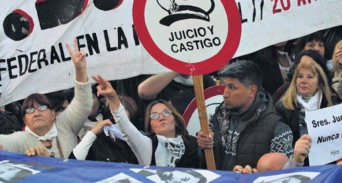 Crimenes-de-Lesa-Humanidad-700x375