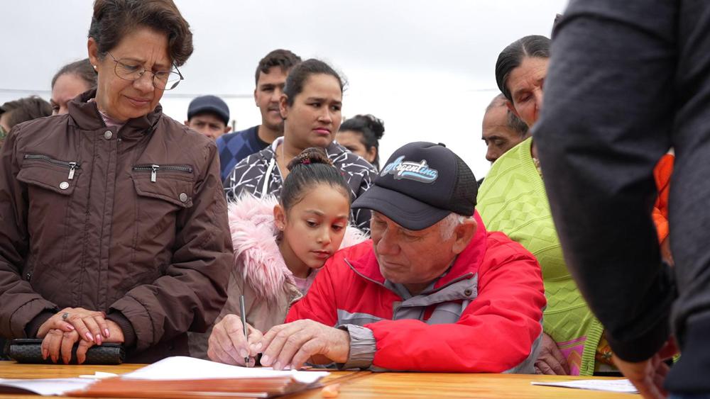 Ep. 79 nuevas familias de El Soberbio ya firmaron sus respectivos boletos de compraventa y se encaminan a ser dueños de las tierras en las que viven y producen. (4)