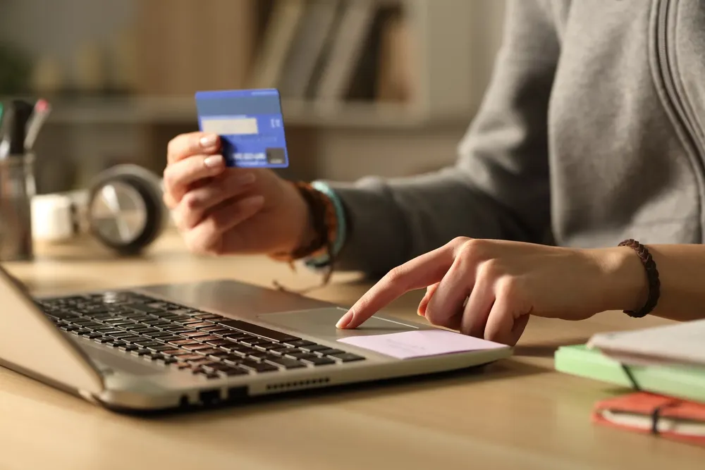 mejor-usar-tarjeta-credito-debito-2409243