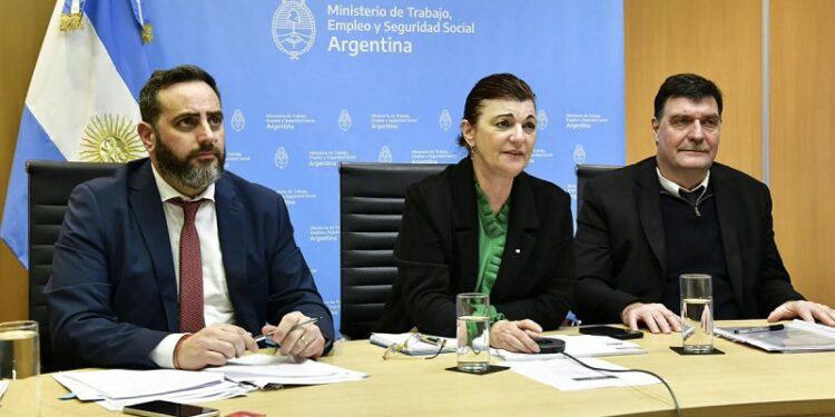 Oficializan-Salario-Minimo-Vital-y-Movil-750x375