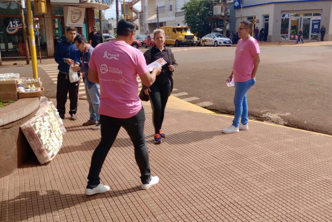 Repartiendo-folletos-en-el-centro-de-obera-1089x730