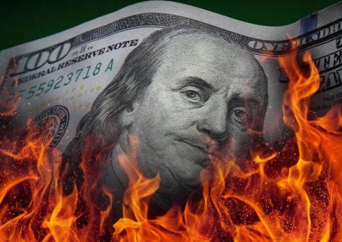 Alerta-en-los-Mercados-el-dolar-Blue-abrio-en-27-696x493