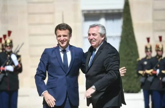 Alberto-y-Macron-696x459