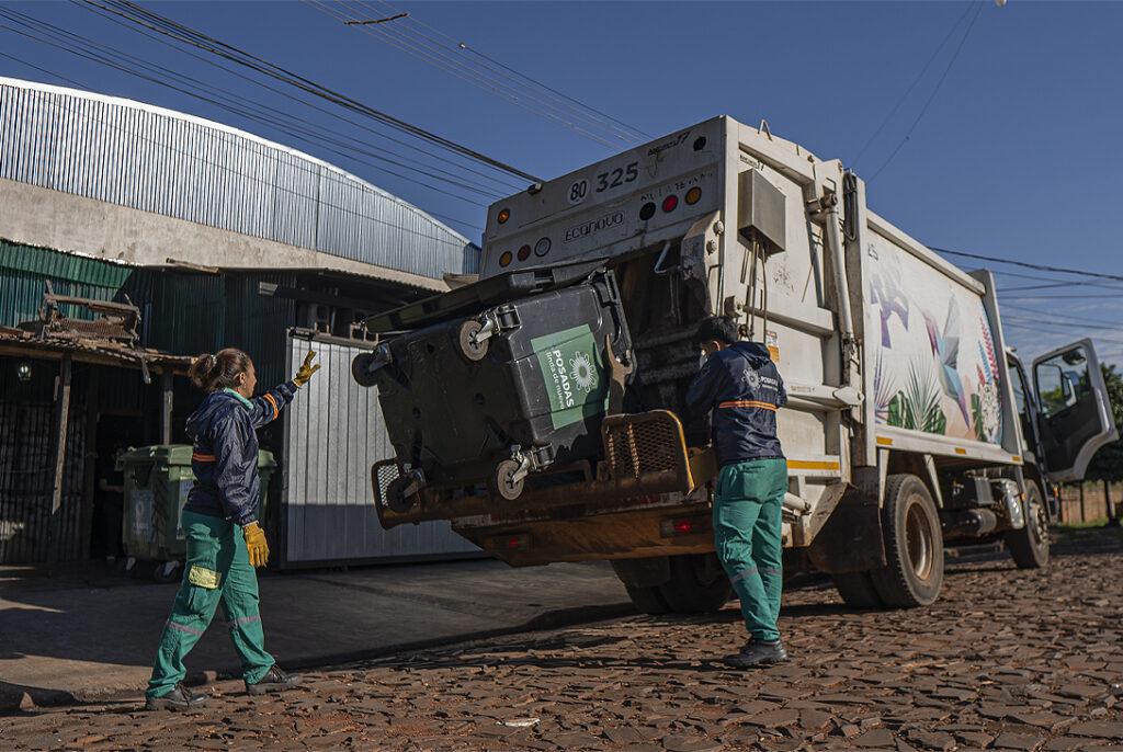 Camion-recolector-residuos-basura-contenedor-1024x686